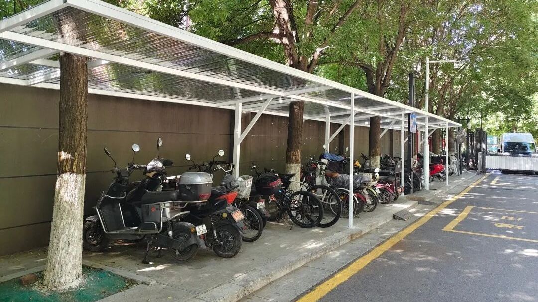 2座车棚、15把座椅 清源街道把“微幸福”种在家门口