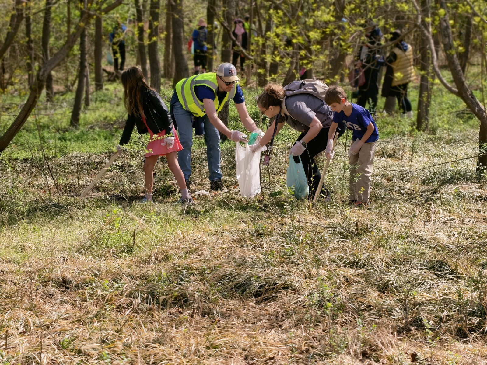 护鸟牌怎么写清零垃圾，手挂双语鸟牌.....顺义区空港街道中外家庭携手扮靓温榆河_北京时间_https://www.jmylbn.com_新闻资讯_第3张