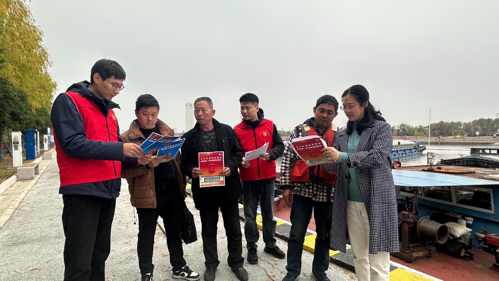 扬州航务中心开展“国家宪法日”主题宣传活动 扬州航务中心开展“国家宪法日”主题宣传活动