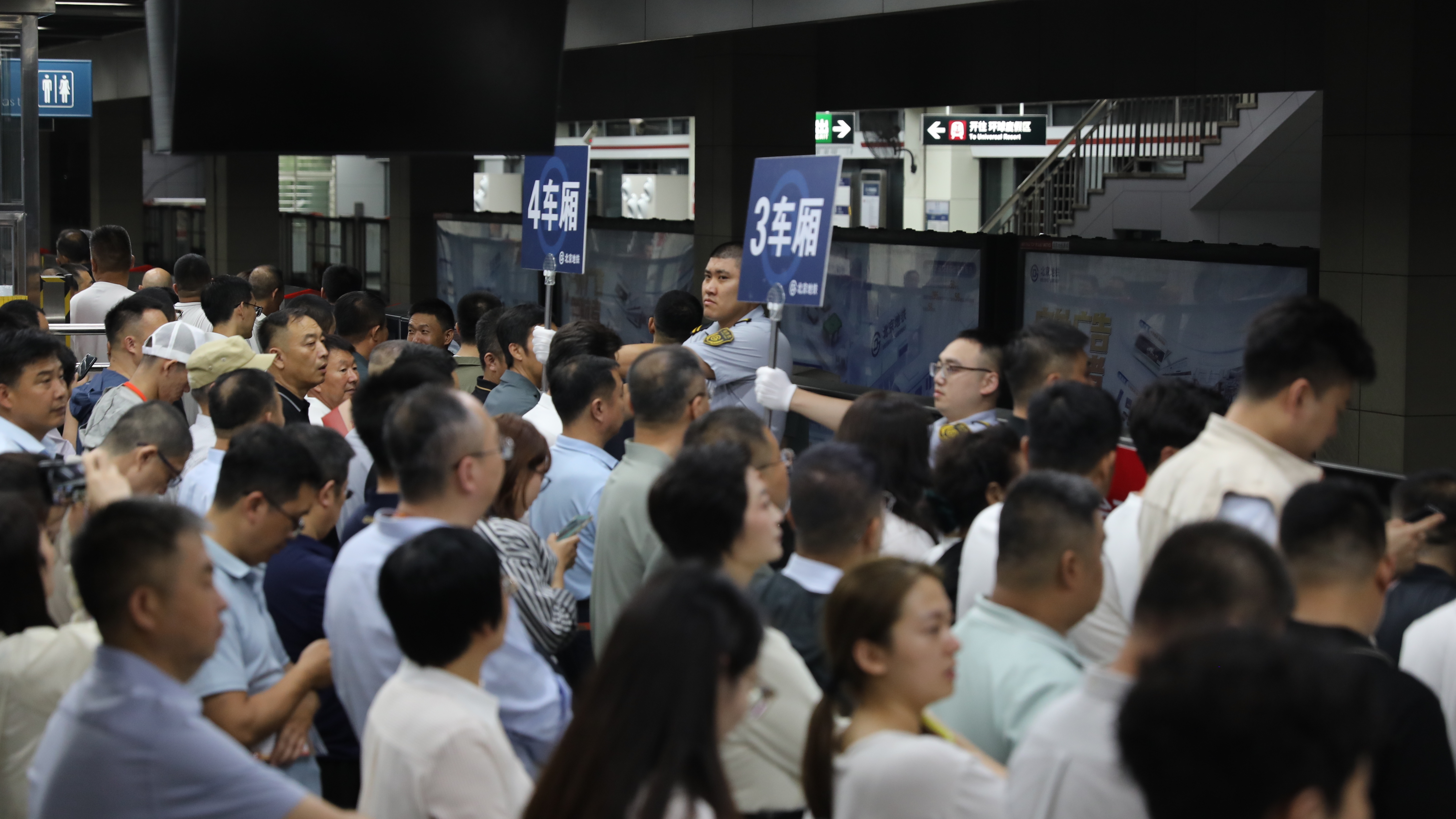 揭秘阅兵“地铁专列”：143趟车快速接送2万人，精确到秒