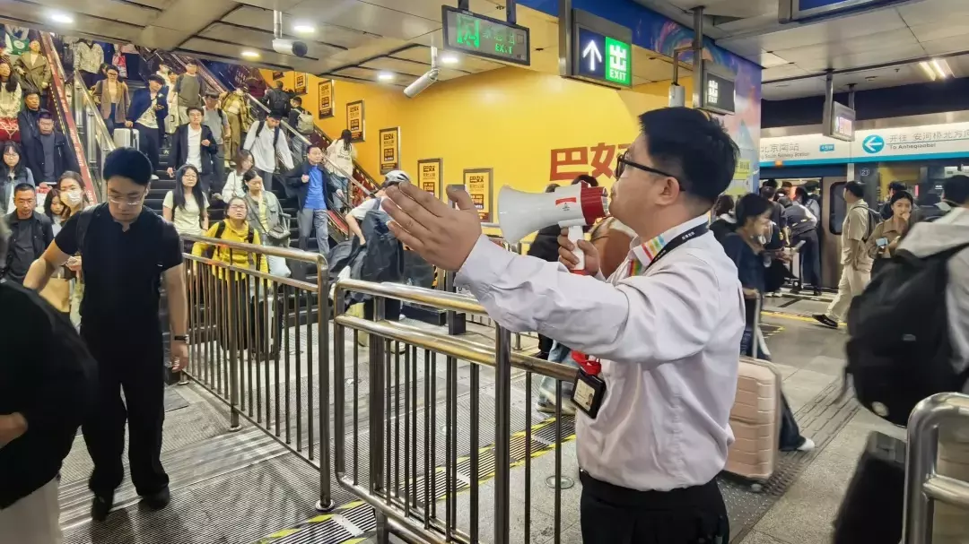 2.3万旅客深夜到达北京南站!有车坐,能到家—— 2.3万旅客深夜到达北京南站!有车坐,能到家——