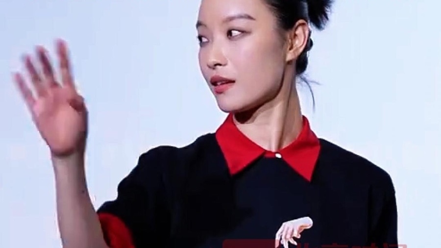倪妮 黄渤首映礼现场即兴跳拉丁舞 倪妮 黄渤首映礼现场即兴跳拉丁舞