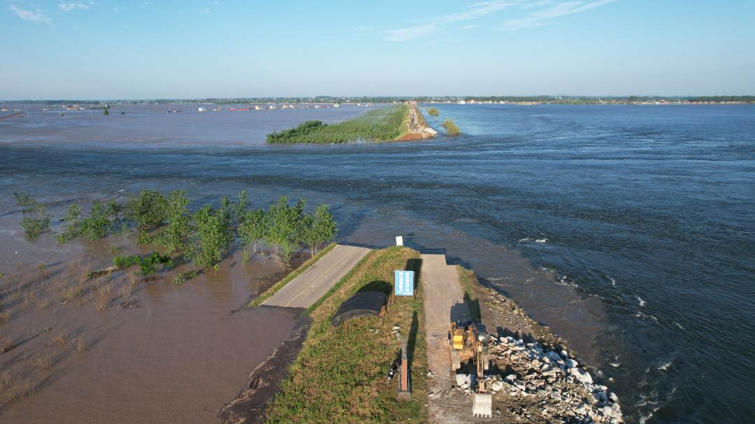 最新!6日上午的洞庭湖决堤口抢险施工现场航拍画面 最新!6日上午的洞庭湖决堤口抢险施工现场航拍画面