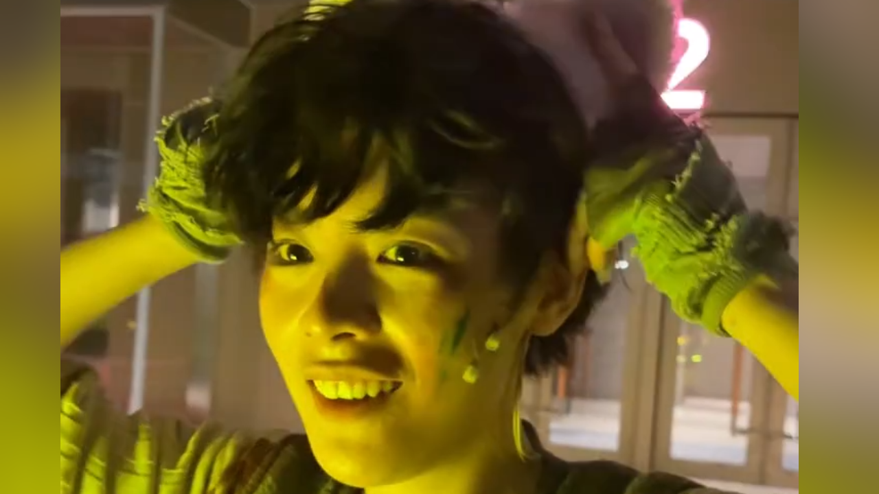 陈丽君《枕头人》演出结束后暖心宠粉不停歇 陈丽君《枕头人》演出结束后暖心宠粉不停歇