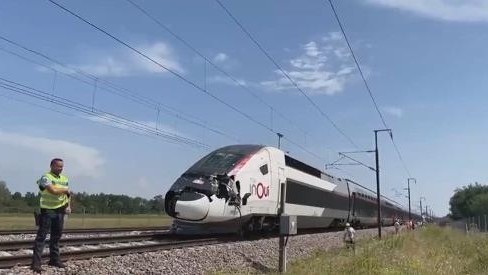 法国高铁干线因列车撞上倒伏树木停运 大批乘客滞留 法国高铁干线因列车撞上倒伏树木停运 大批乘客滞留