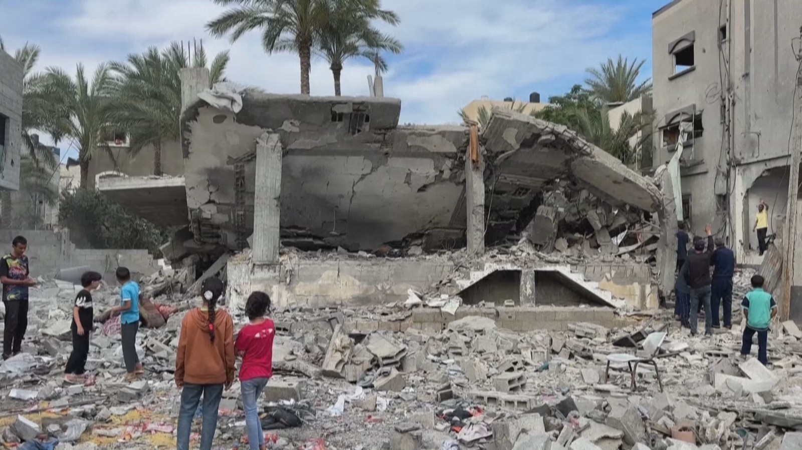 以军轰炸加沙地带多地造成上百人死亡