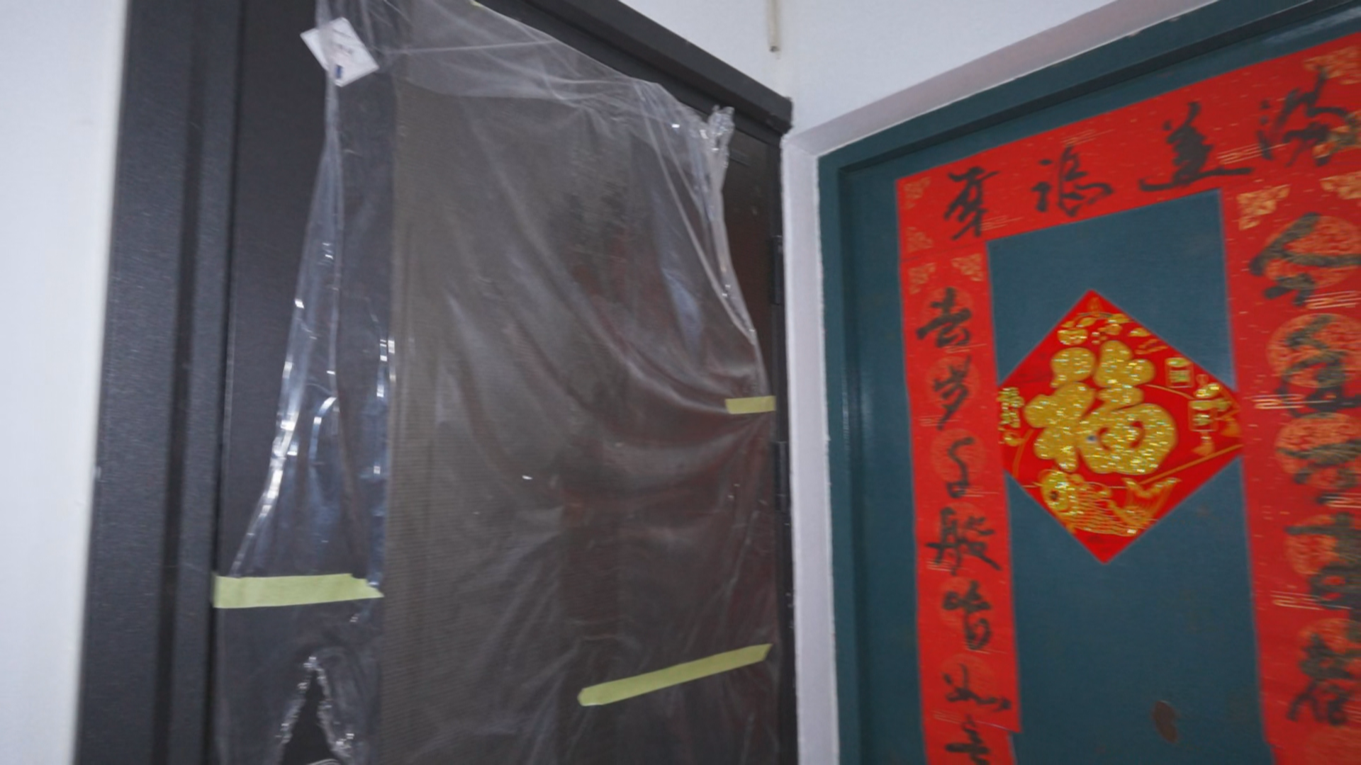 邻居将门改为外开 自家门被完全挡住 老人出门额头就被撞出大包 邻居将门改为外开 自家门被完全挡住 老人出门额头就被撞出大包