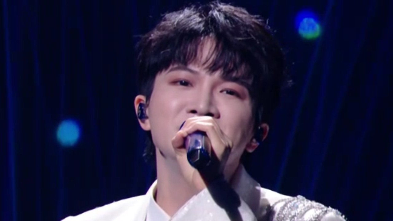 周深亮相抖音盛典献唱《漂洋过海来看你》 歌声治愈网友直呼被温暖