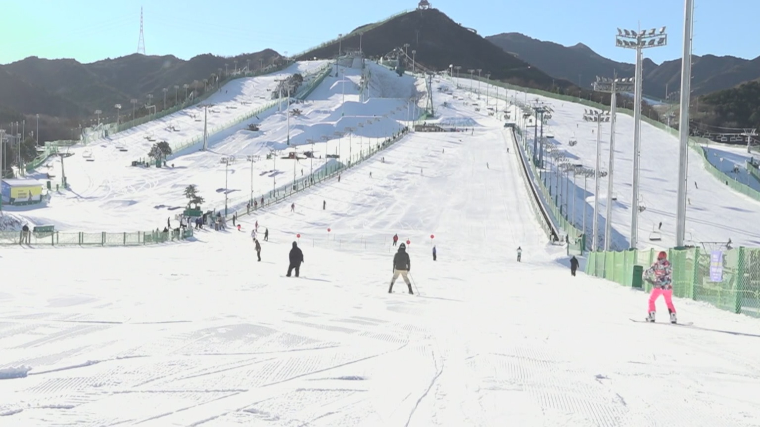 京城多家雪场开门迎客