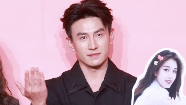 刘萧旭手举郭宇欣人形牌亮相红毯