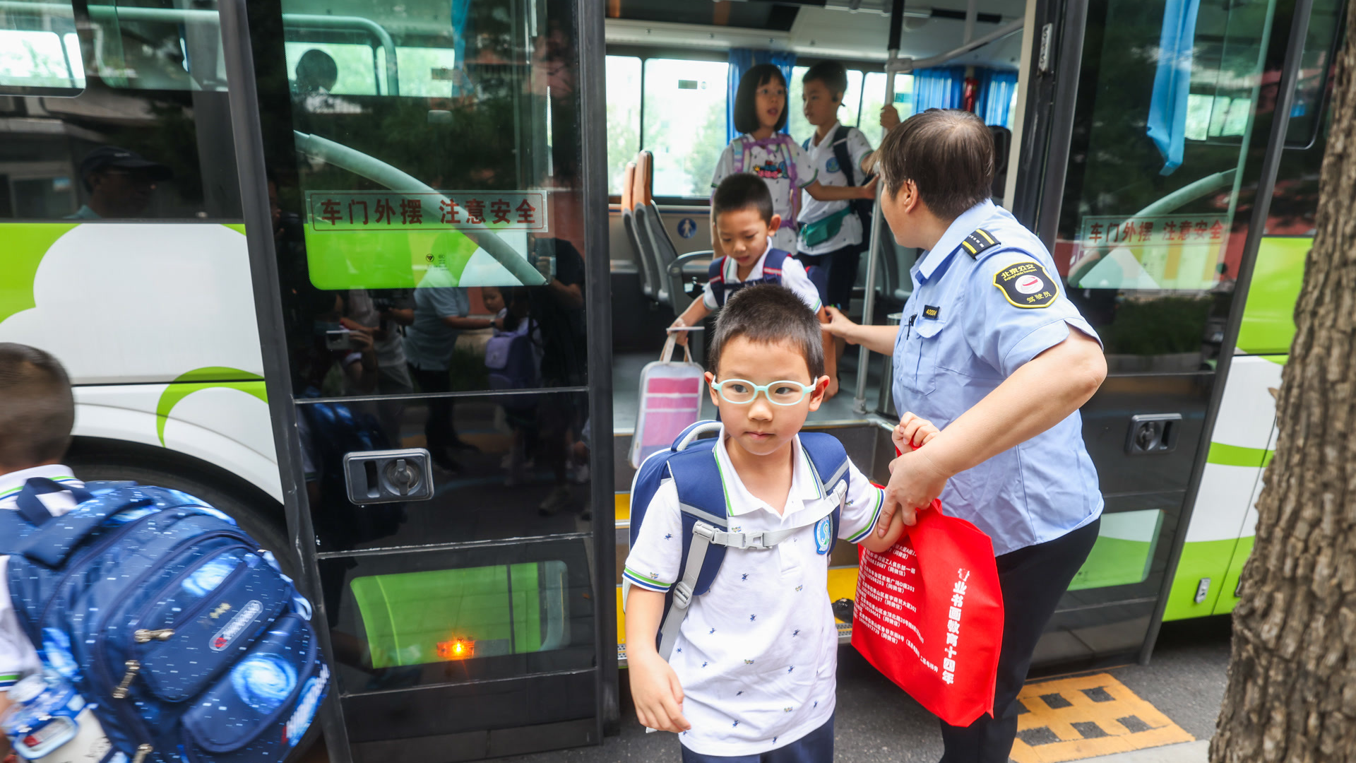 新学期通学公交新增16条专线达294条，首次有线路驶进校园