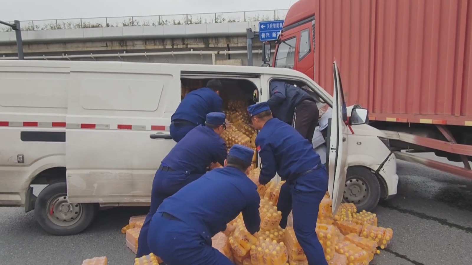 车祸司机被困 巧遇路过消防 车祸司机被困 巧遇路过消防