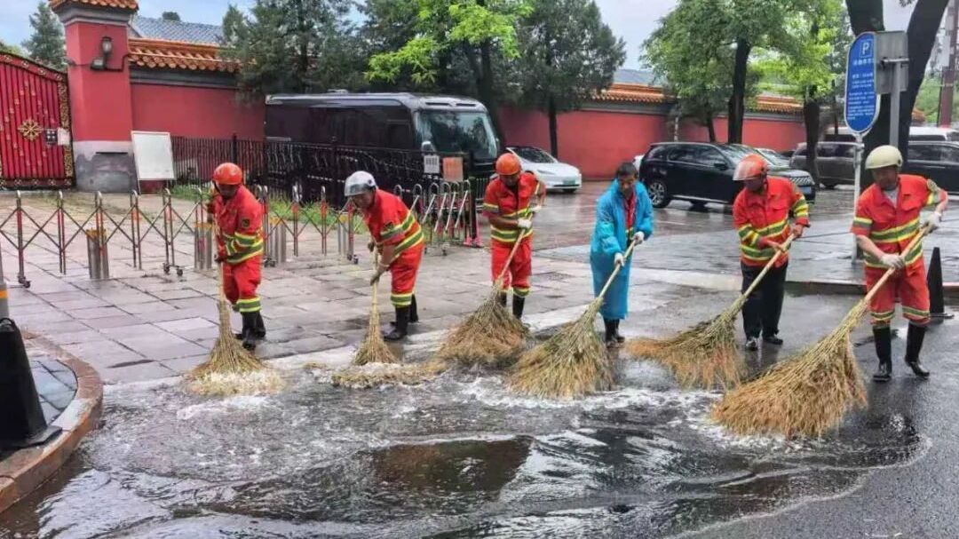 西城环卫闻汛必“行” 见“速”见“净”——雨中作业不停歇