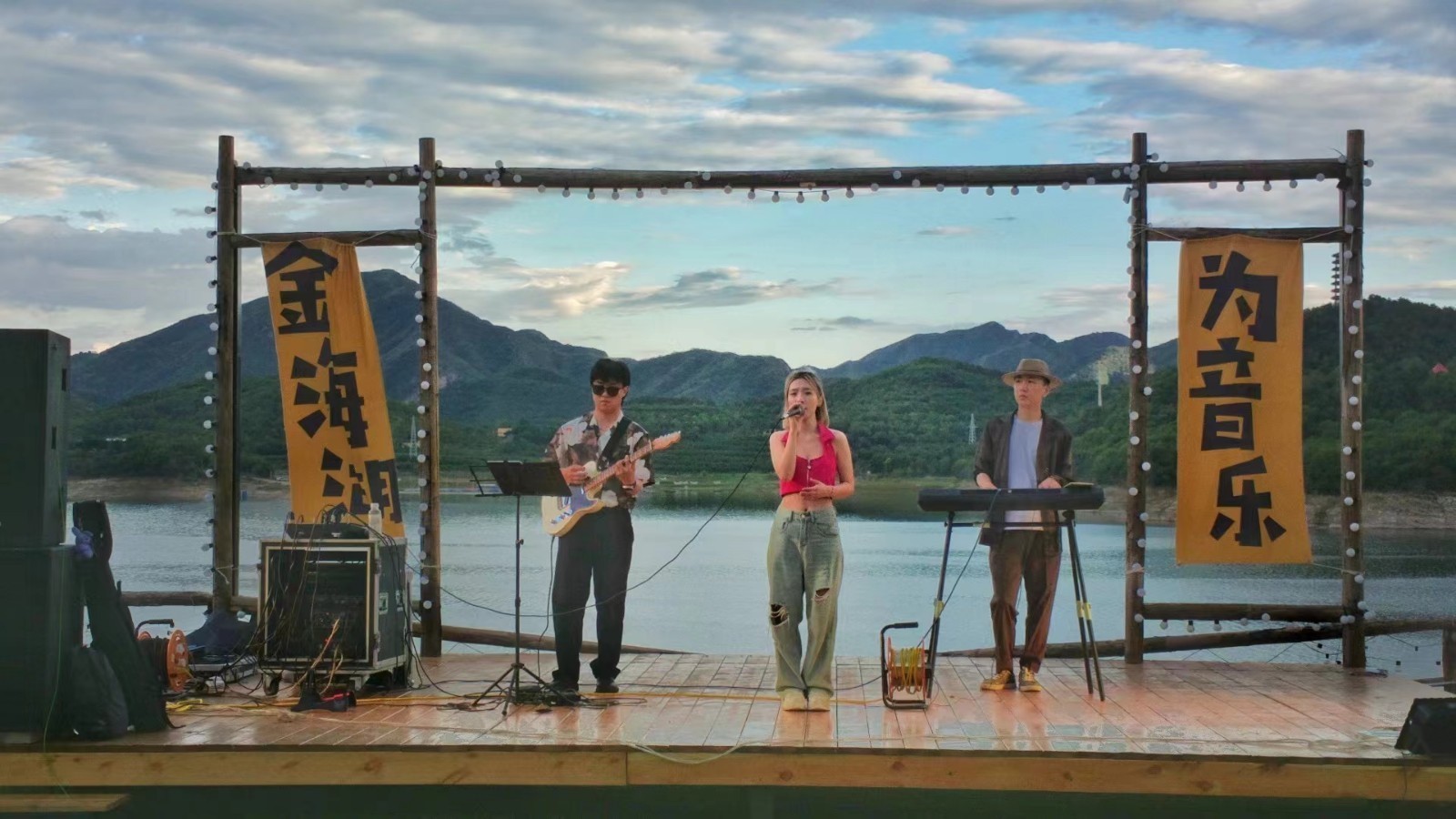 来金海湖镇吧 看山看水看浪漫人间 来金海湖镇吧 看山看水看浪漫人间