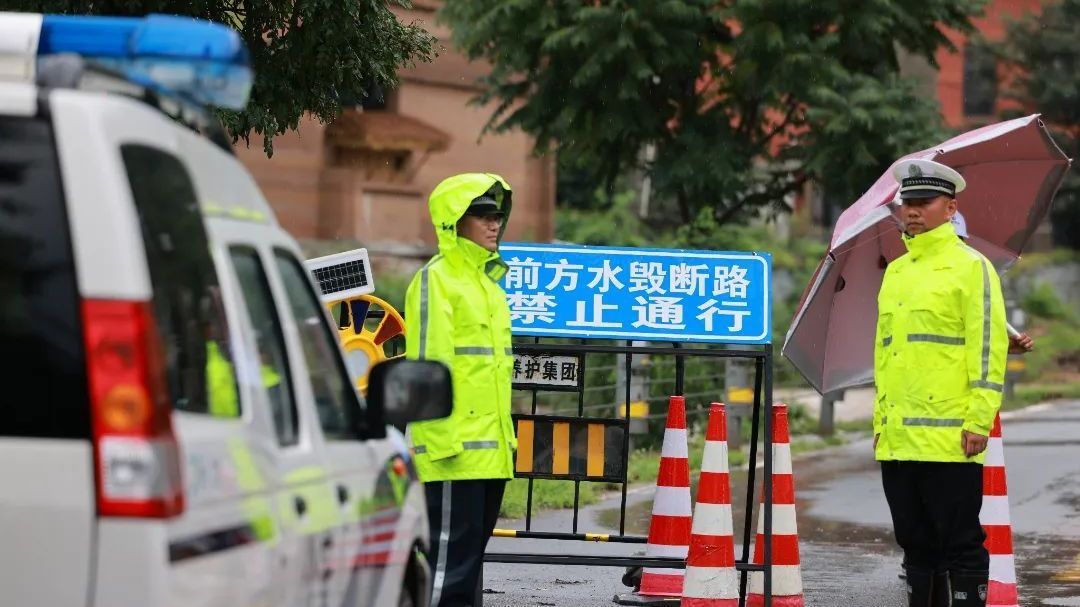 筑牢“荧光黄防线” 在暴雨中守护城市交通安全
