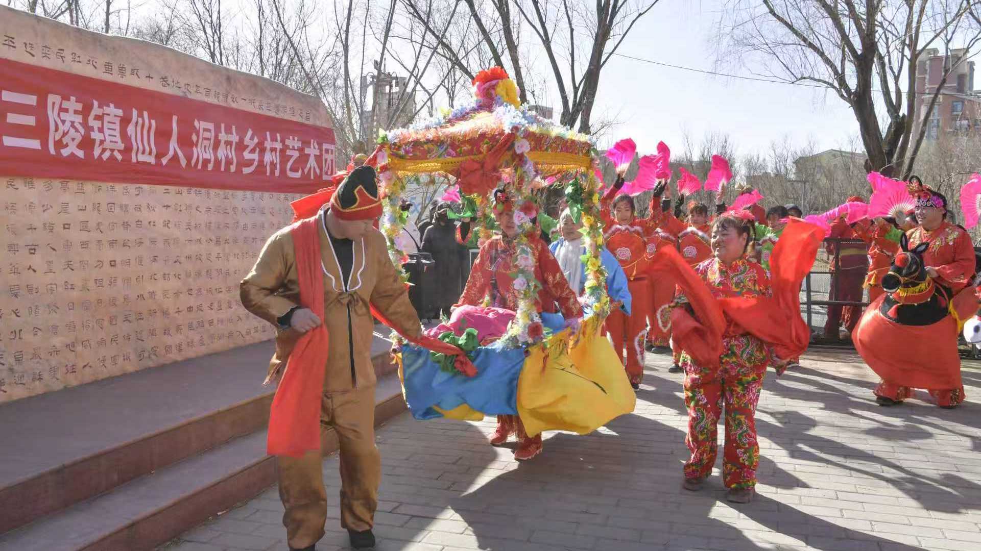 民俗贺岁添新彩 十三陵镇仙人洞村乡村艺术团首次亮相白浮泉新春庙会 民俗贺岁添新彩 十三陵镇仙人洞村乡村艺术团首次亮相白浮泉新春庙会