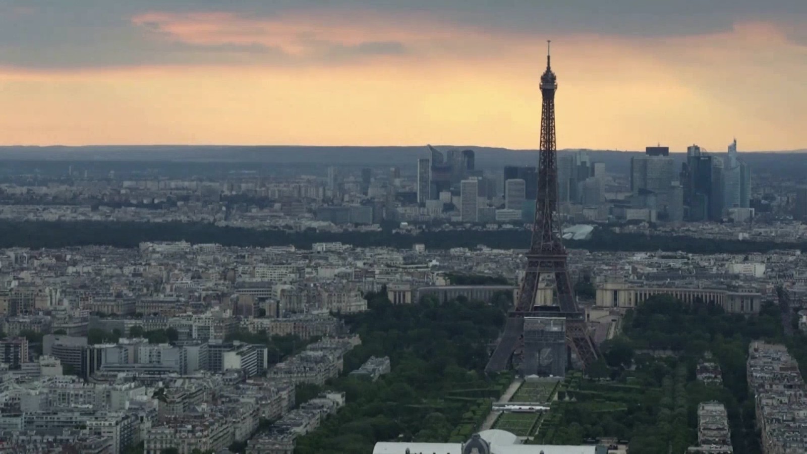 奥运会开幕在即　法国巴黎巡逻士兵遭持刀袭击