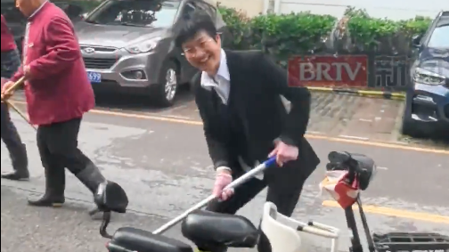 北京雨后清晨太治愈！被城市守护者们的平凡微光戳中