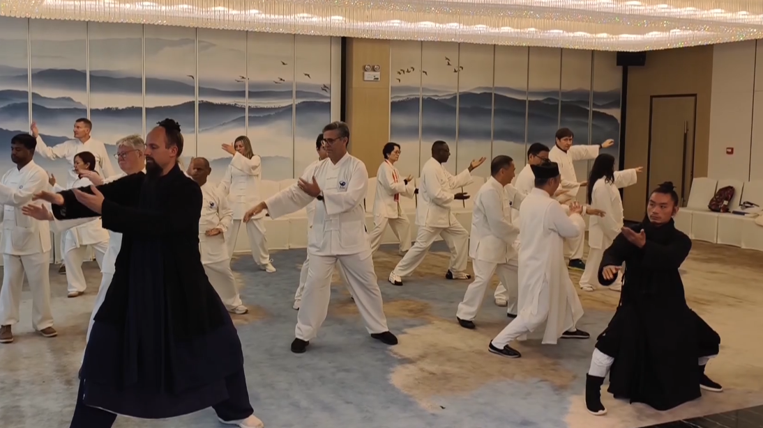 多国使节武当山共练太极 以武为媒促文明互鉴