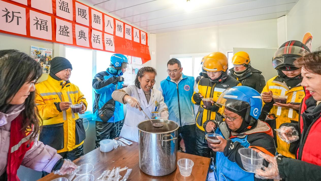 好粥到！顺义快递和外卖员暖新驿站里过腊八！