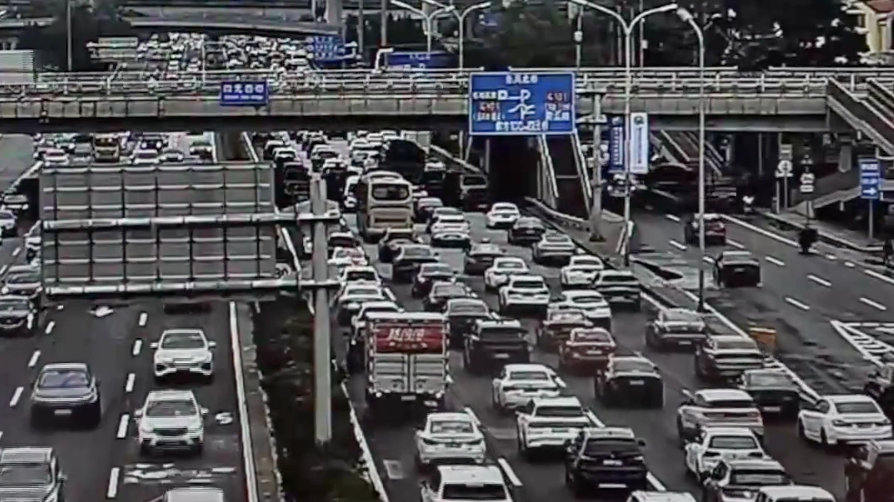受降雨影响 晚高峰城区环路及出京高速部分路段交通压力较大 受降雨影响 晚高峰城区环路及出京高速部分路段交通压力较大