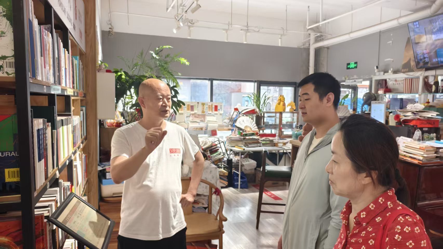 27年军龄老兵扎根社区8年，打造“最有人情味”的24小时自助书房