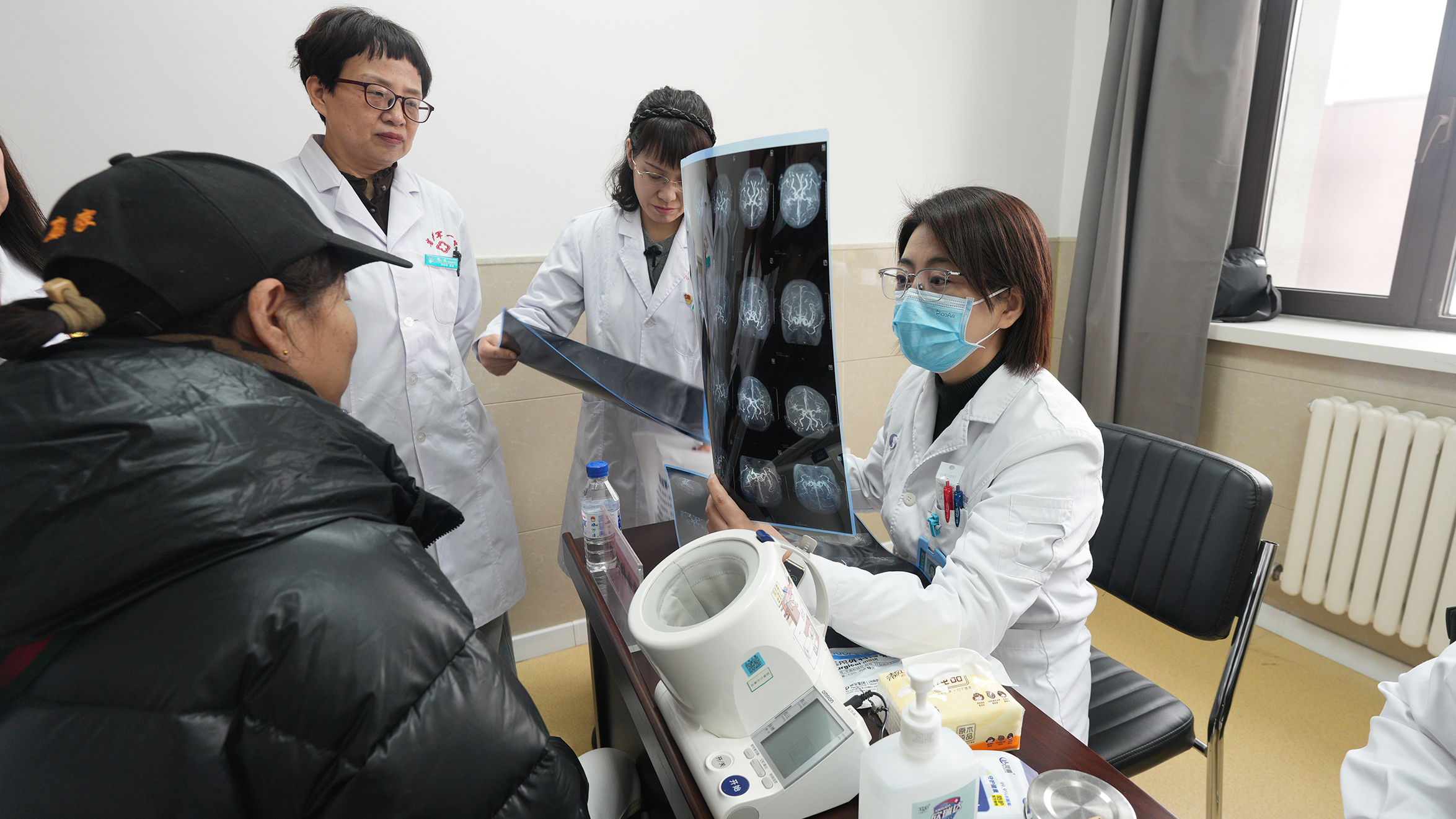 情系老兵送健康 爱心义诊暖人心 情系老兵送健康 爱心义诊暖人心