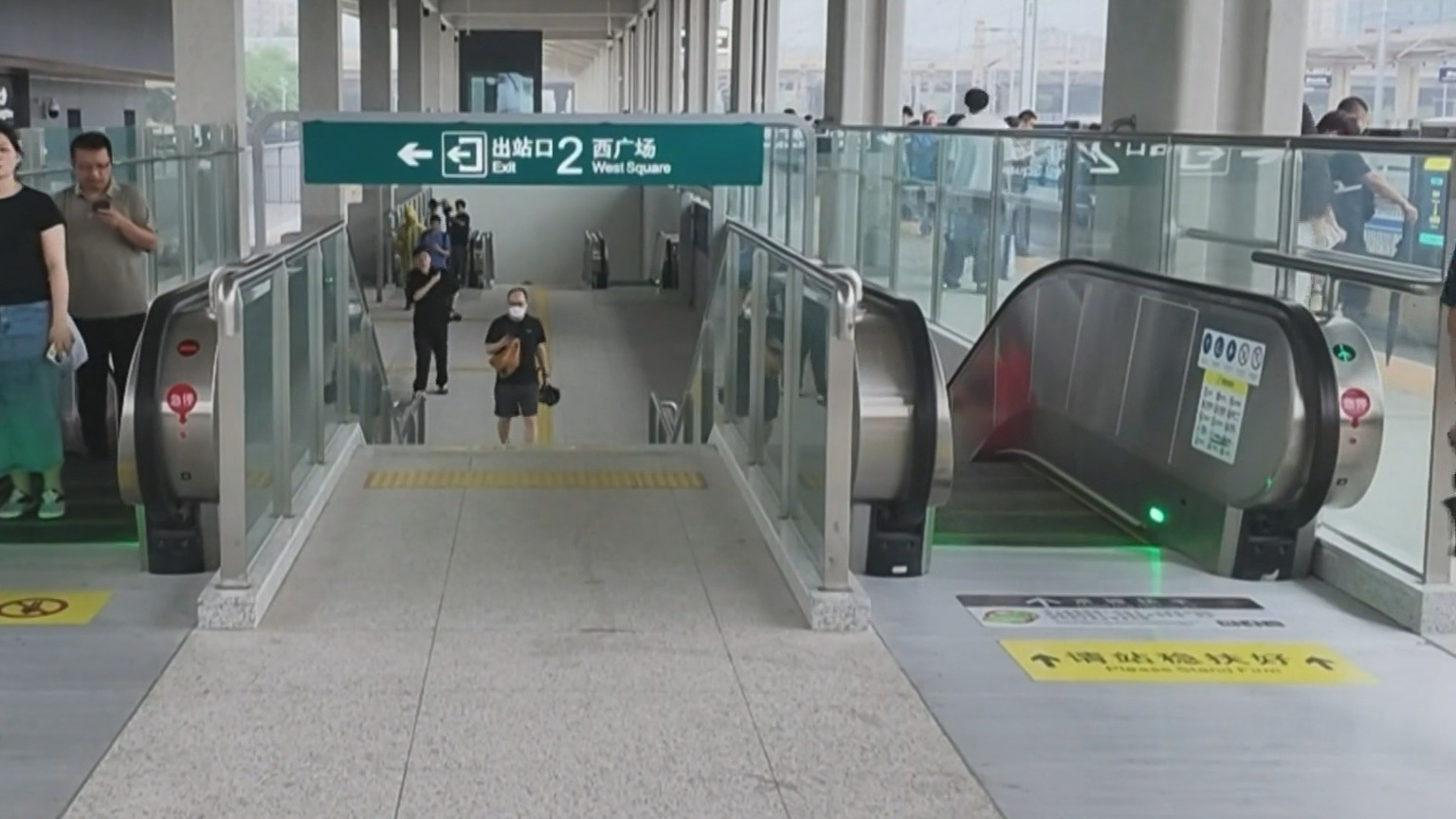 闻汛而动 筑牢防线丨降雨预警 多条市郊铁路列车临时停运