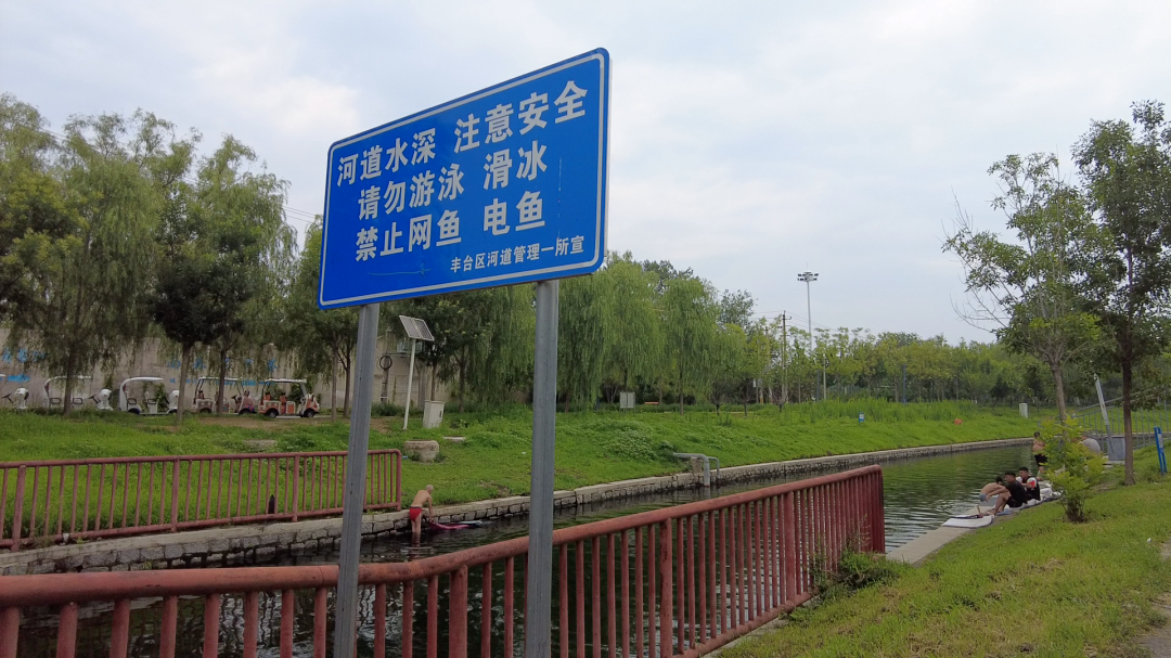 有人溺亡后,小龙河仍有人下水!反对和赞成吵起来了 有人溺亡后,小龙河仍有人下水!反对和赞成吵起来了