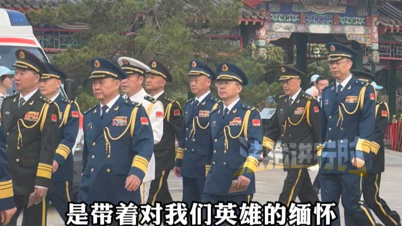 观礼台人群有序入场！