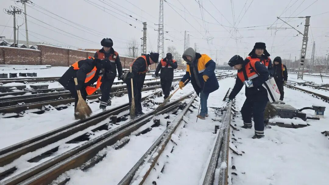 北京“扫雪铲冰天团”上线！9.1万人次+8600台车硬核清雪，明儿的上班路稳多了