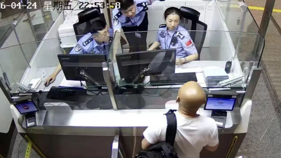 大兴边检民警一眼识破双胞胎证件冒用骗局 大兴边检民警一眼识破双胞胎证件冒用骗局