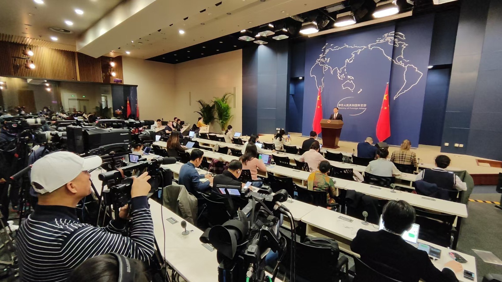 外交部:中国提出数据跨境流动治理建设性解决思路 外交部:中国提出数据跨境流动治理建设性解决思路