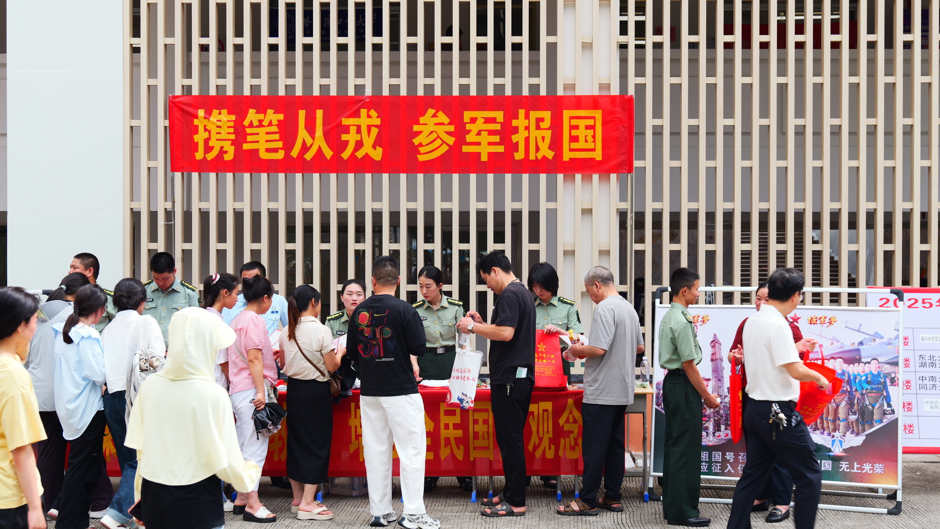 现役军人助力征兵宣传