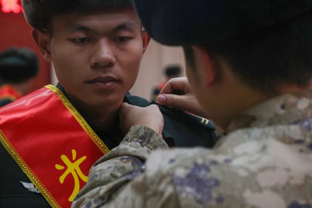 老兵退伍,与战鹰话别_北京时间
