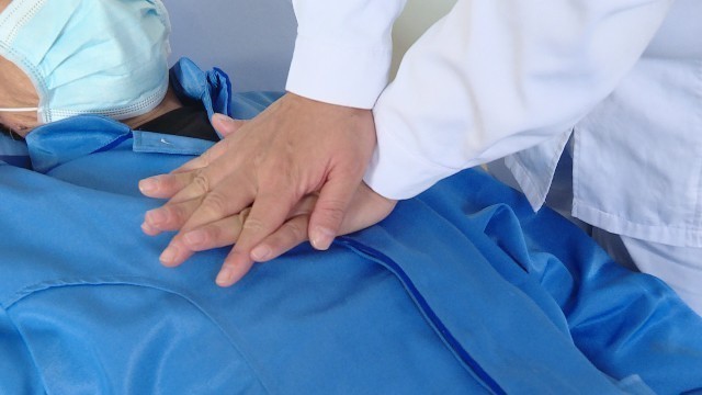 转发家庭群反复学习！护士示范心肺复苏正确做法！