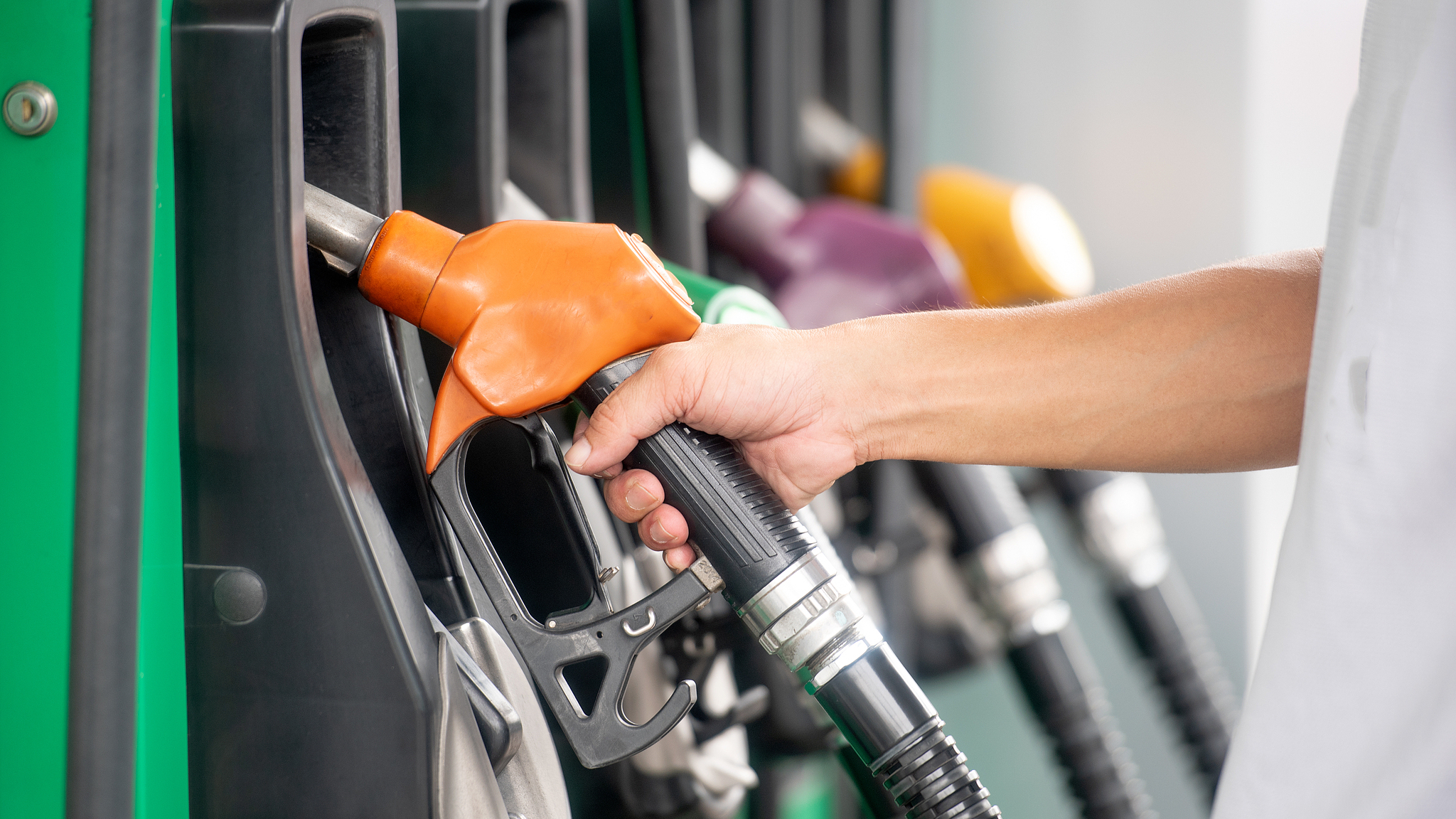 今晚油价下调！加满一箱油少花2元