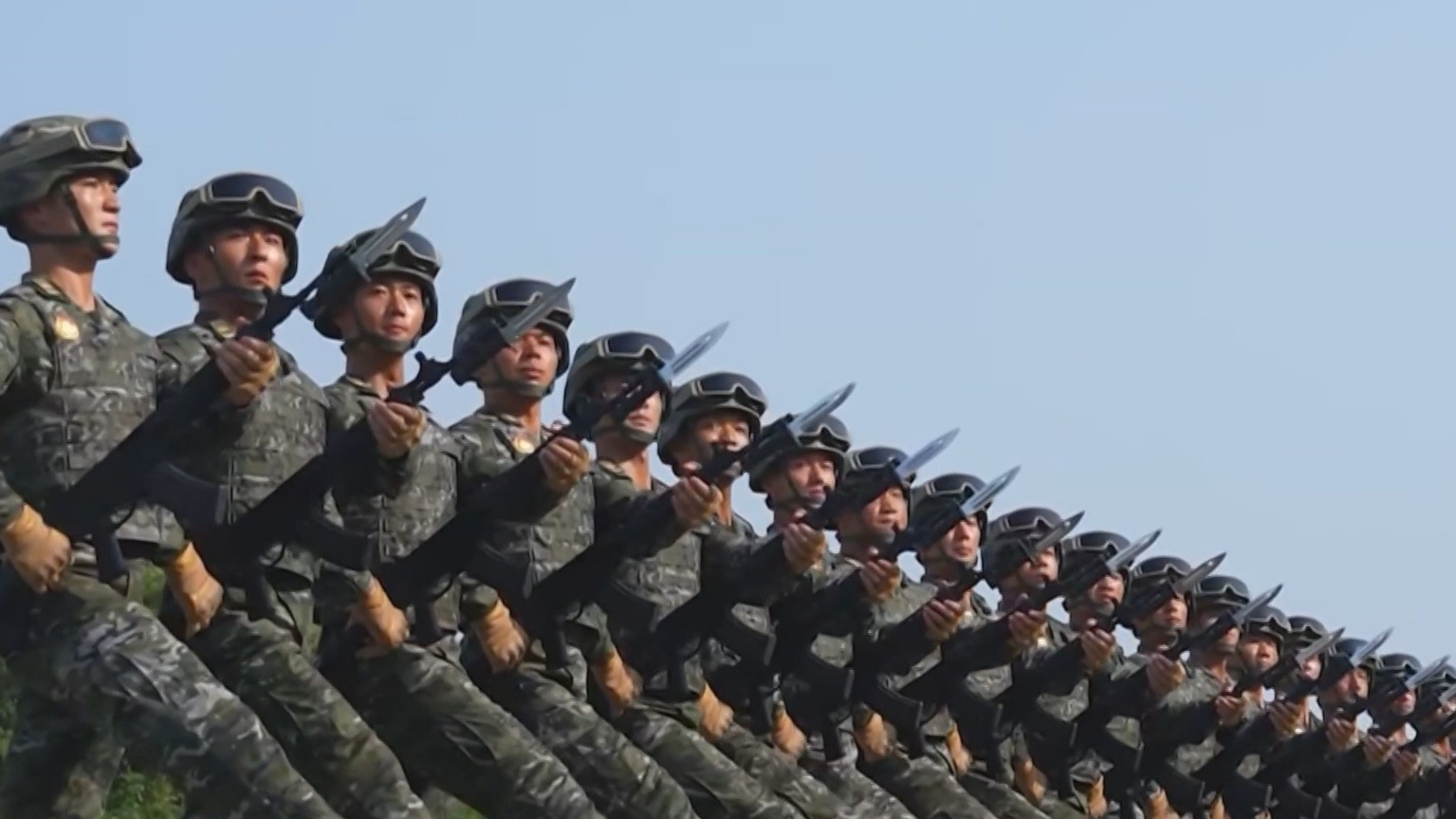 武警受阅官兵三个精准步骤展示劈枪动作_北京时间