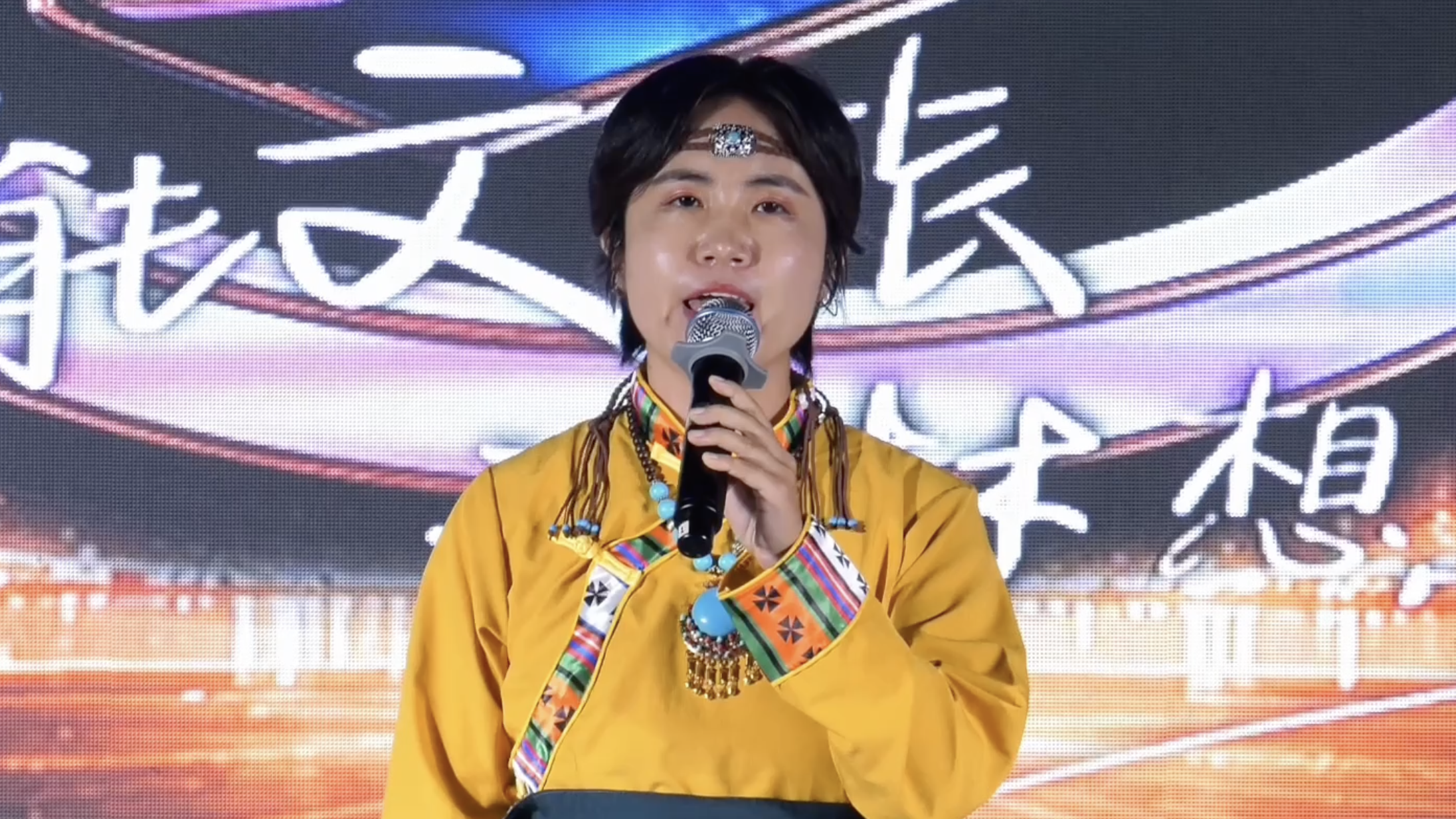 E025号选手张艺铭演唱《在那东山顶上》