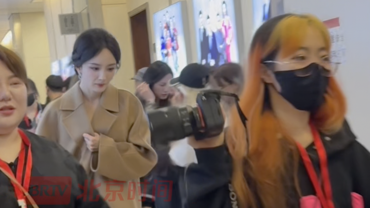 2025微博视界大会后台直击 杨幂走完红毯马不停蹄奔赴主会场 2025微博视界大会后台直击 杨幂走完红毯马不停蹄奔赴主会场