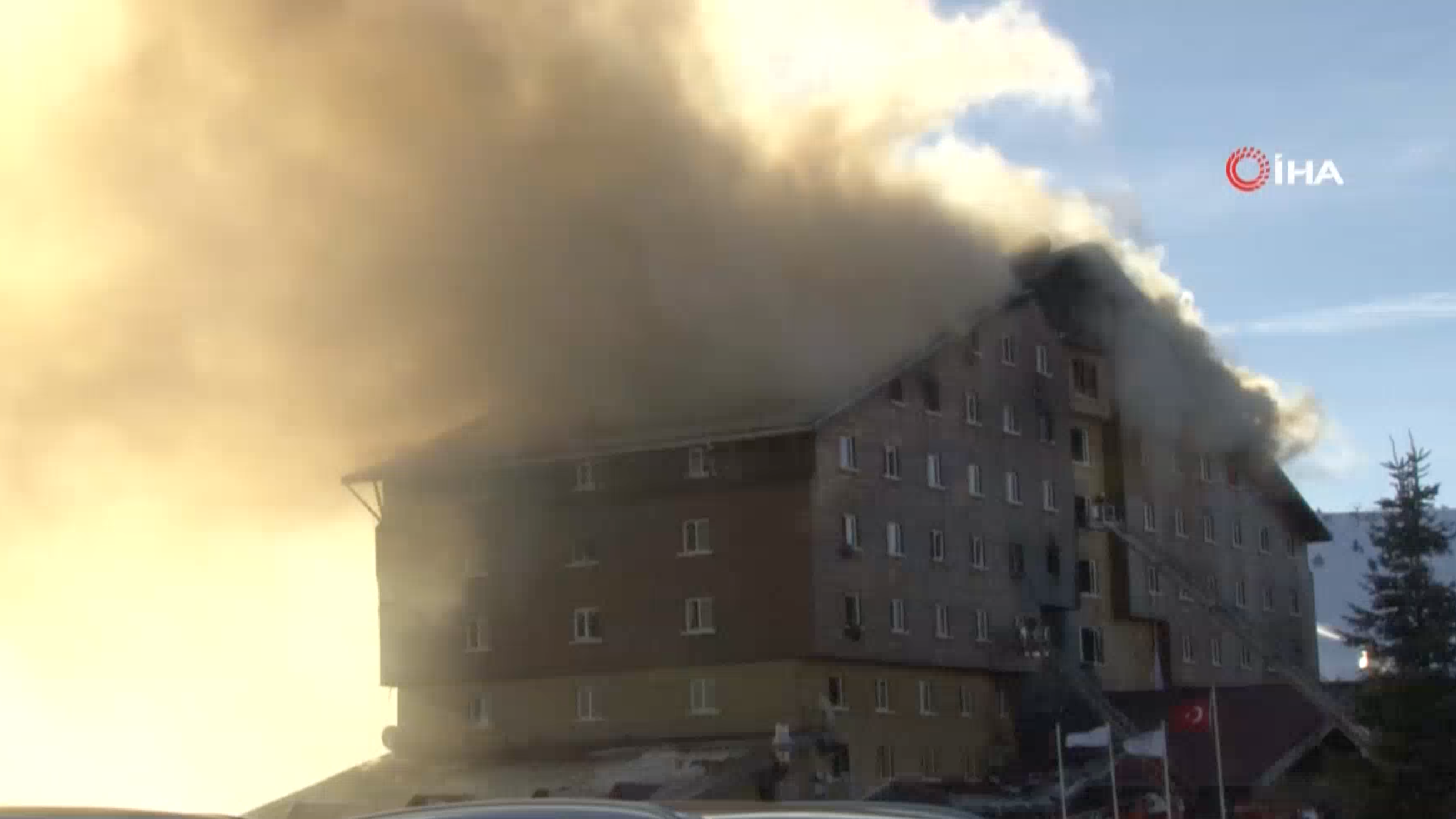 已致上百人死伤 土耳其滑雪中心一酒店火灾 已致上百人死伤 土耳其滑雪中心一酒店火灾