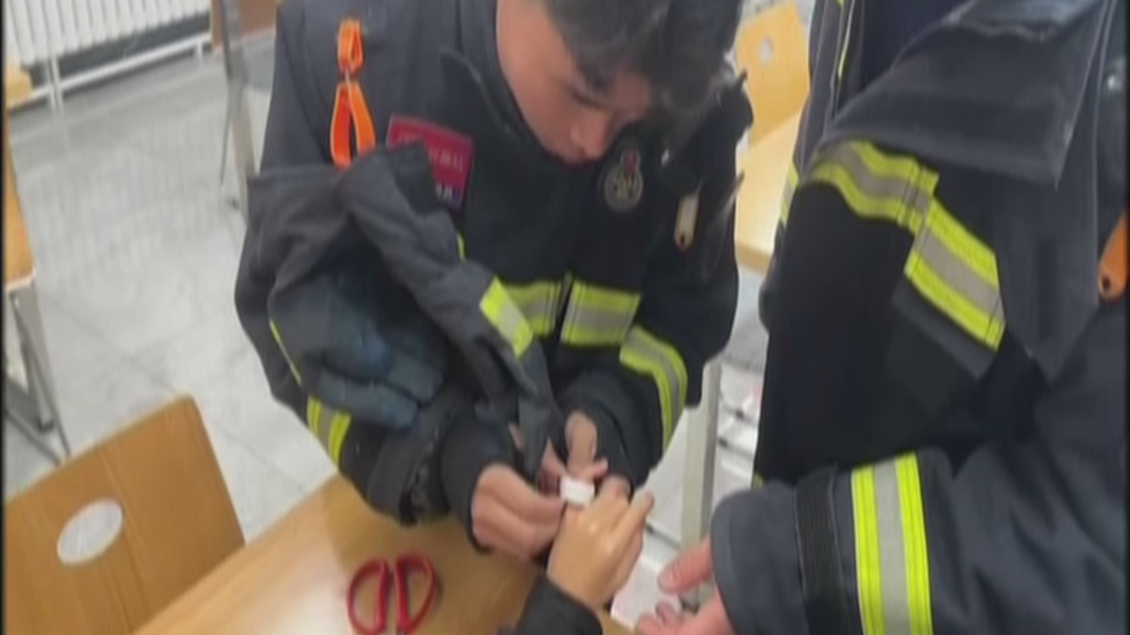 “小指环”卡手 女孩消防站求助