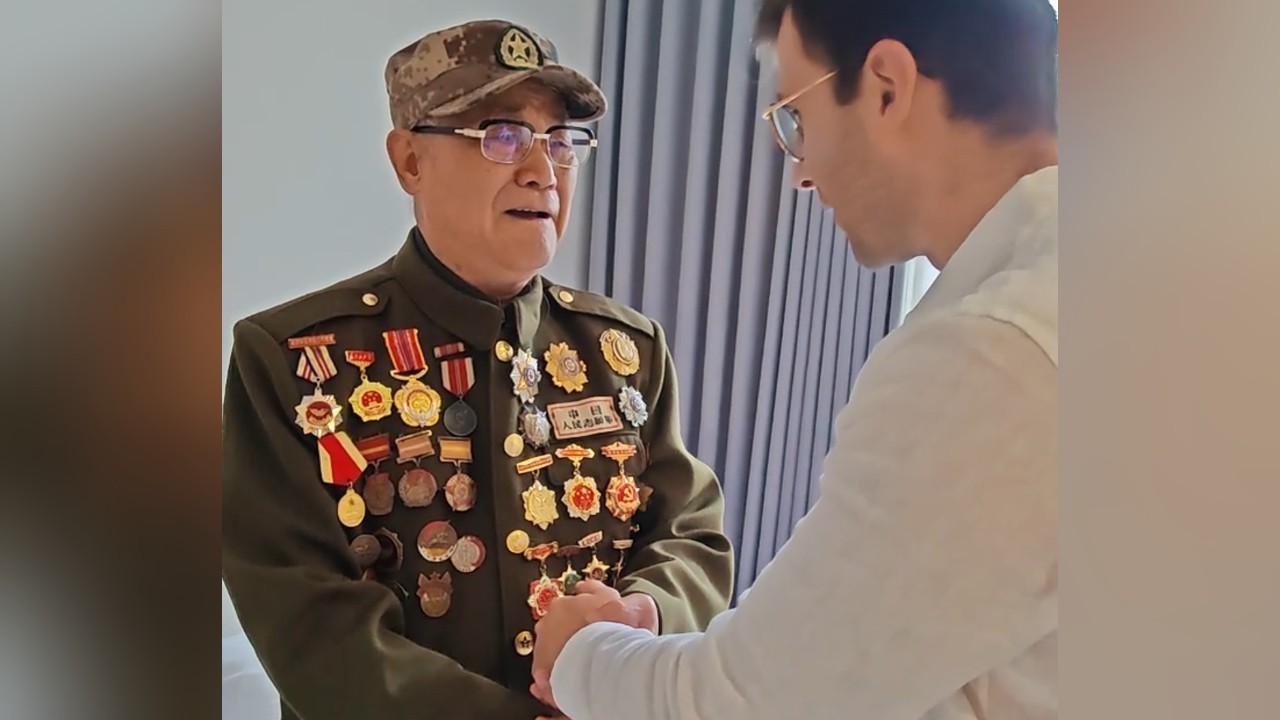 戴爷爷亲切地拉住马库斯的手 反复说“感谢你为我们中国做的事。