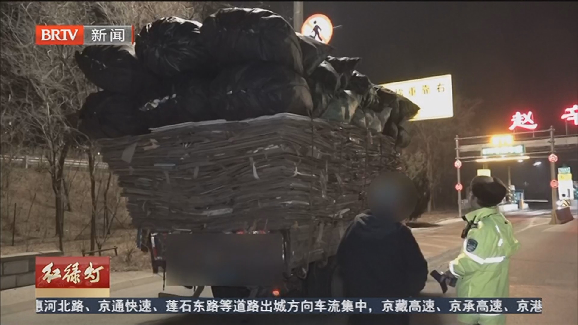 货车超长又超宽 民警现场讲隐患