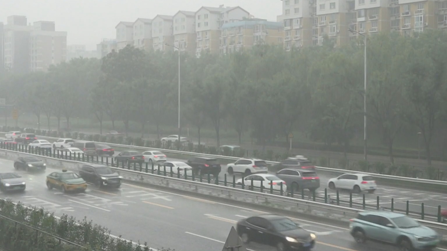 北京7月27日仍有分散性雷阵雨 “桑拿天”持续需注意防暑