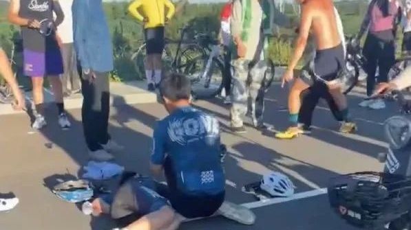 男孩骑行倒地遭汽车碾压身亡，警方介入——