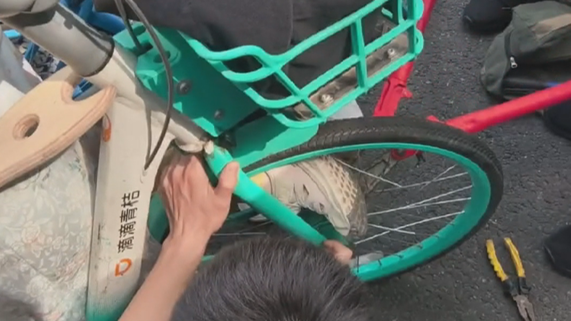 私装共享单车带娃神器 两孩子脚卡进前车轮吓得直哭 私装共享单车带娃神器 两孩子脚卡进前车轮吓得直哭