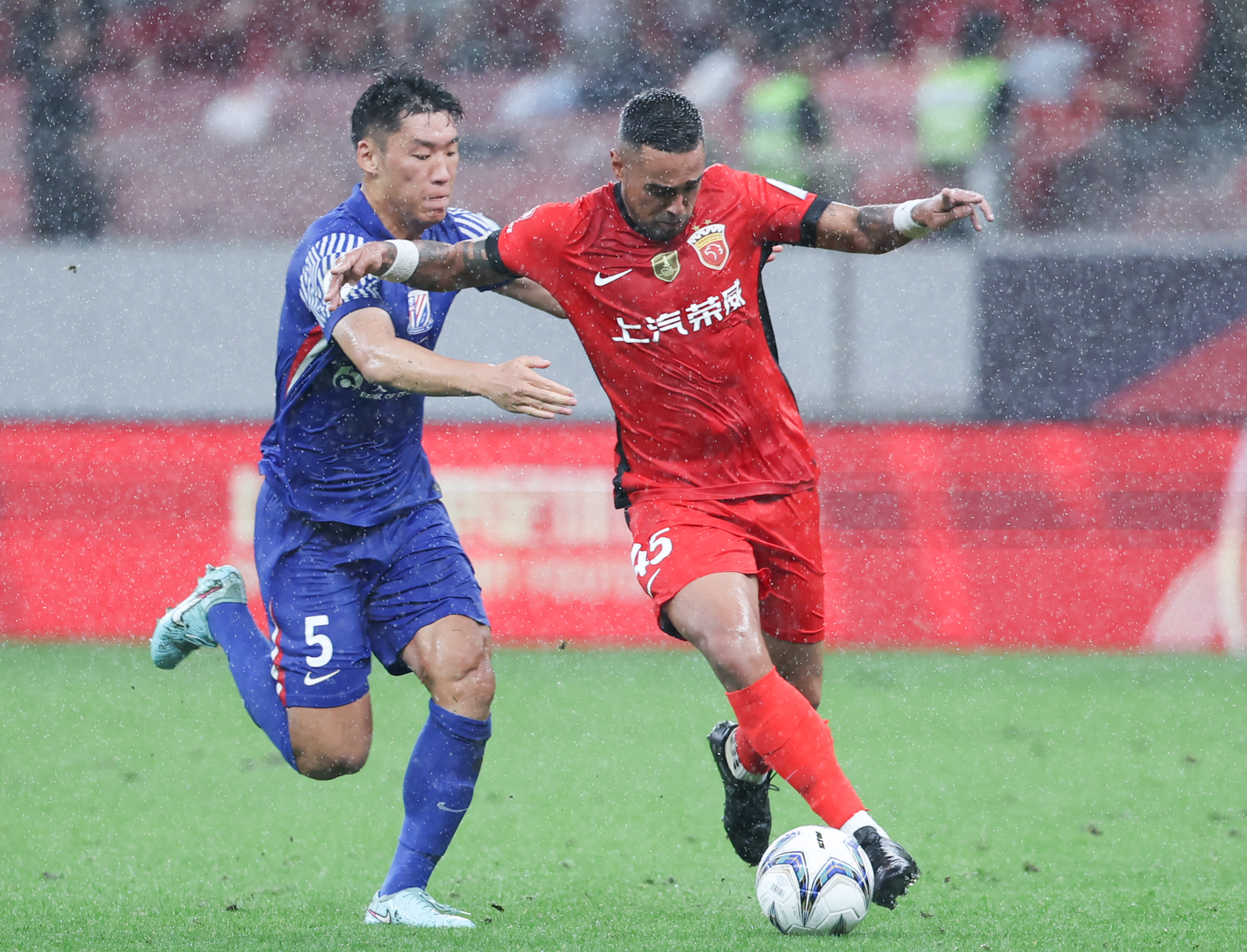 2025中国足协杯丨申花雨中赢“德比” 青岛轻取大连 2025中国足协杯丨申花雨中赢“德比” 青岛轻取大连