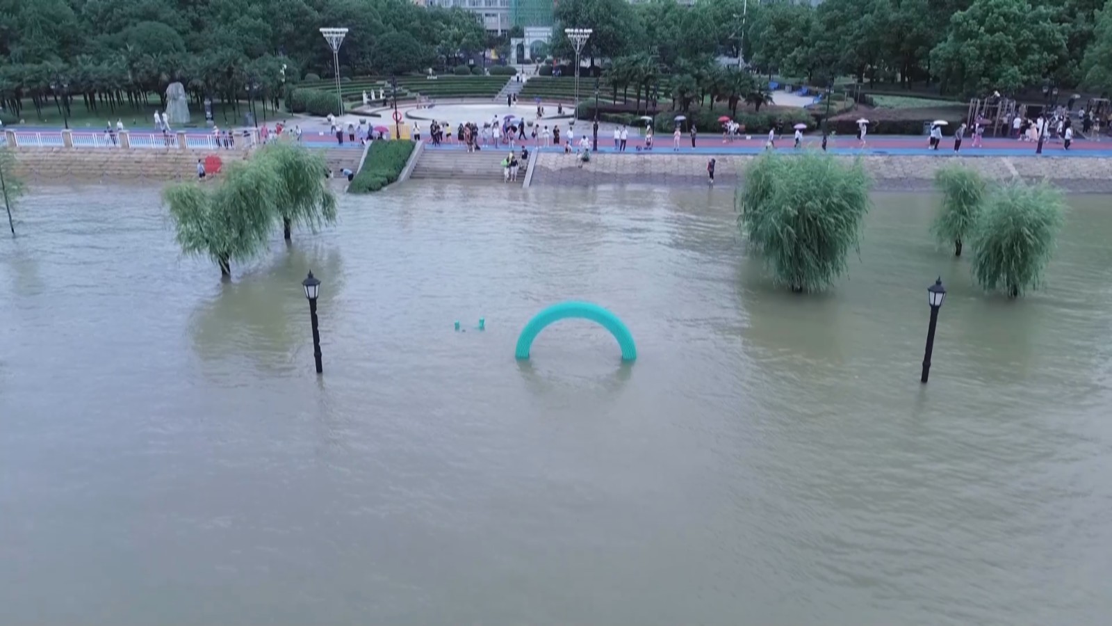 水位上涨！ 武汉江滩“一家五口”雕塑变两口