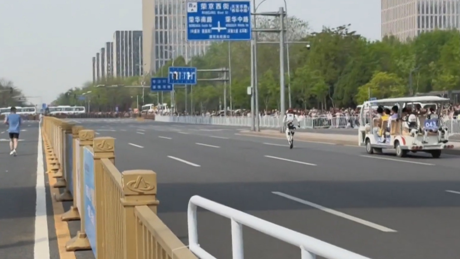 从“摔倒”到“领跑” 从“竞争”到“同行” 人形机器人半马见证中国科技的每一步成长
